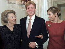 Beatriz de Holanda con los príncipes Guillermo y Máxima