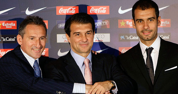 El Presidente del Barça, Joan Laporta, el secretario técnico, Txiki Beguiristain y el entrenador, Pep Guardiola, estrechan sus manos. El Presidente del Barça, Joan Laporta, el secretario técnico, Txiki Beguiristain y el entrenador, Pep Guardiola, estrechan sus manos.