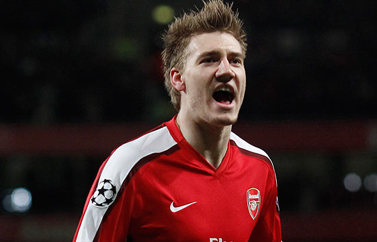 Bendtner adelanta al Arsenal (1-0)