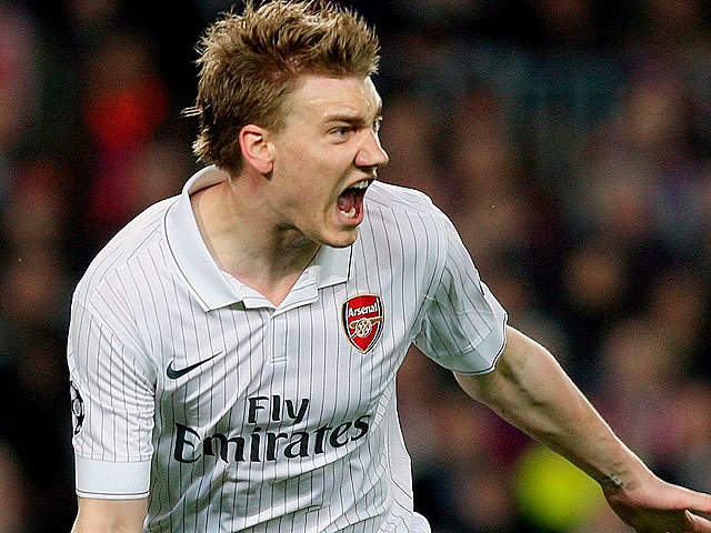 Bendtner abre el marcador (0-1)