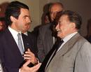 Benedetti tambi&eacute;n tuvo ocasi&oacute;n de coincidir con Jos&eacute; Mar&iacute;a Aznar. En la imagen, durante una visita al centro cultural espa&ntilde;ol de Montev&iacute;deo.