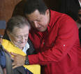 En 2007, Benedetti coincidi&oacute; con Hugo Ch&aacute;vez, quien le condecor&oacute;.