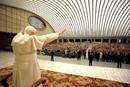 Benedicto XVI durante una oraci&oacute;n multitudinaria en El Vaticano por las v&iacute;ctimas del terremoto