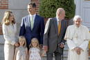 El papa Benedicto XVI acompa&ntilde;ado por el rey Juan Carlos, los pr&iacute;ncipes de Asturias con las infantas Leonor y Sof&iacute;a posan para la foto de familia