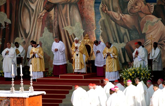 Benedicto XVI oficia misa frente al Monte de los Olivos en Israel