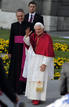 Benedicto XVI saluda despu&eacute;s de atravesar la Puerta de Alcal&aacute;