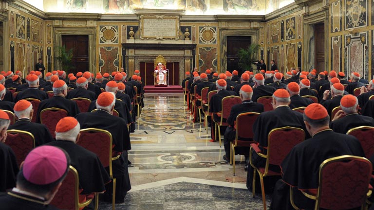 Benedicto XVI se despide de los cardenales