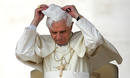 Benedicto XVI se ajusta el solideo