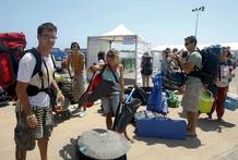 Algunas de las m&aacute;s de 4.000 personas, en su mayor&iacute;a j&oacute;venes y casi todas extranjeras, que han tomado ya posesi&oacute;n desde esta ma&ntilde;ana de la peque&ntilde;a parcela de c&aacute;mping a que les da derecho el abono para entrar en el Festival Internacional de Benic&agrave;ssim,