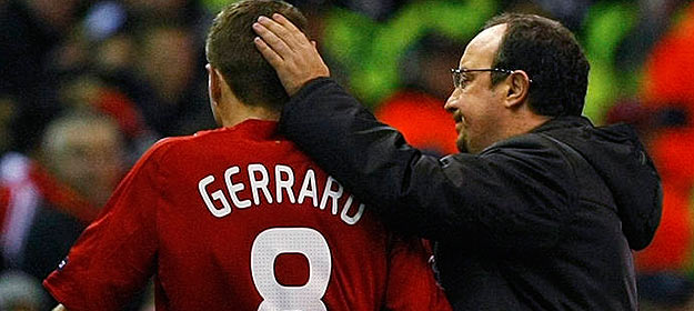 Ben&iacute;tez consuela a Gerrard, que se lesion&oacute; durante el partido con el Lyon