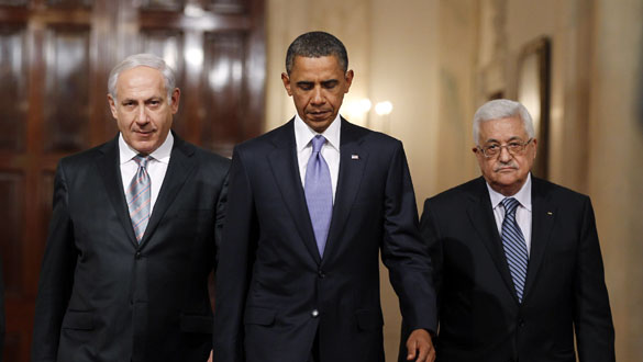 Benjamin Netanyahu (i), Barack Obama y Mahmud Abbas (d)