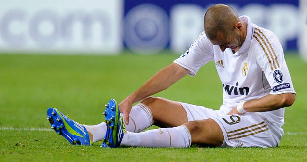 Karim Benzema, tendido en el suelo, tras sufrir una entrada durante el partido de Champions ante el Ajax. Karim Benzema, tendido en el suelo, tras sufrir una entrada durante el partido de Champions ante el Ajax.