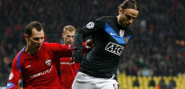 Berbatov se marcha con el bal&oacute;n controlado ante la presi&oacute;n de Ignashevich.