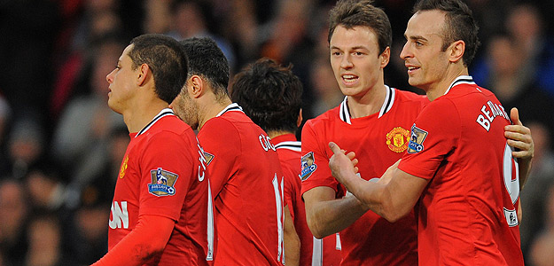 Los jugadores del United celebran uno de los tres tantos de Berbatov.
