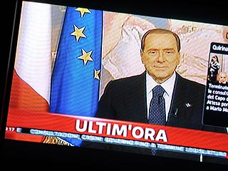 Ver v&iacute;deo  'Berlusconi anuncia que seguir&aacute; en pol&iacute;tica'