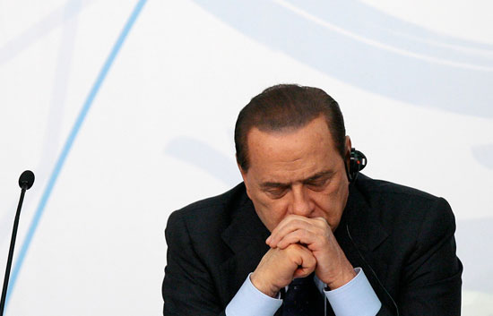 La popularidad de Berlusconi cae cuatro puntos por los esc&aacute;ndalos
