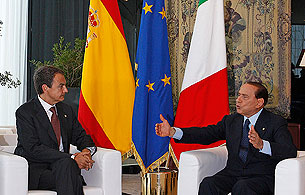 Ver v&iacute;deo  'Berlusconi se disculpa por llamar 'demasiado rosa' al Gobierno de Zapatero'