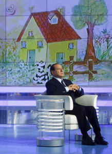Berlusconi durante el programa especial de "Porta a Porta", que se emite en RAI Uno.