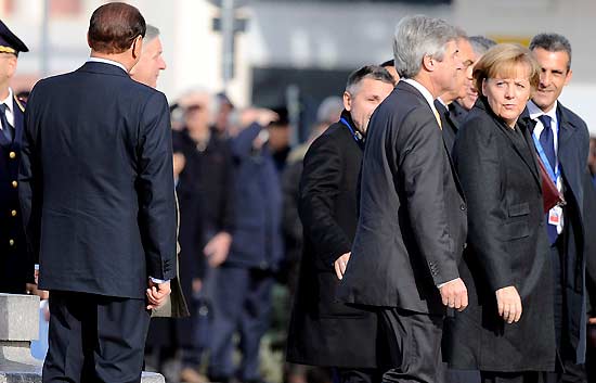 Berlusconi juega al escondite con Merkel