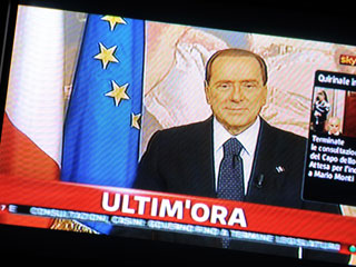 Ver v&iacute;deo  'Berlusconi hace un llamamiento a quienes han celebrado su salida'