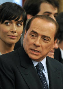 Berlusconi y Mara Carfagna posan juntos en mayo de 2008 Berlusconi y Mara Carfagna posan juntos en mayo de 2008