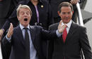 El ministro de Exteriores galo, Bernard Kouchner, desciende del avi&oacute;n, satisfecho por la liberaci&oacute;n de Betancourt.