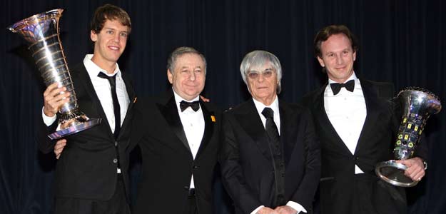 Bernie Ecclestone, junto a Sebastien Vettel, campe&oacute;n del Mundial 2010 de F&oacute;rmula 1, el presidente de la FIA, Jean Todt y el director de Red Bull, Chris Horner.