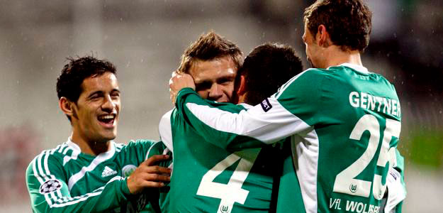 Misimovic del Vfl Wolfsburgo, (c), celebra junto a sus compa&ntilde;eros tras marcar el primer gol al Besiktas