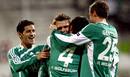 Misimovic del Vfl Wolfsburgo, (c), celebra junto a sus compa&ntilde;eros tras marcar el primer gol al Besiktas