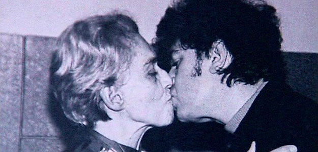 Beso entre Chavela Vargas y Pedro Almod&oacute;var