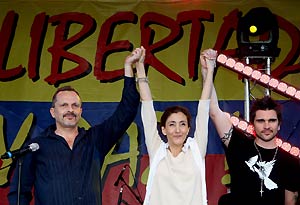 Ver v&iacute;deo  'Betancourt pide 'libertad para todos' en un concierto en Par&iacute;s'