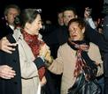Betancourt saluda a una compatriota en la concentraci&oacute;n de Madrid.