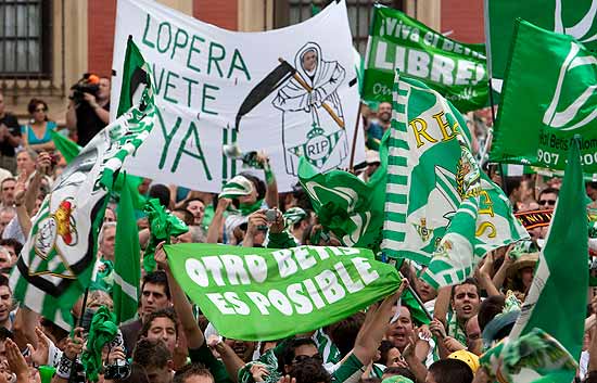 El beticismo pide la marcha de Lopera