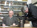 En la biblioteca de la Fundaci&oacute;n Benedictinos de Lazkao, con el director y monje benedictino Juan Jos&eacute; Agirre, uno de los grandes recopiladores de documentos relativos a la historia de ETA