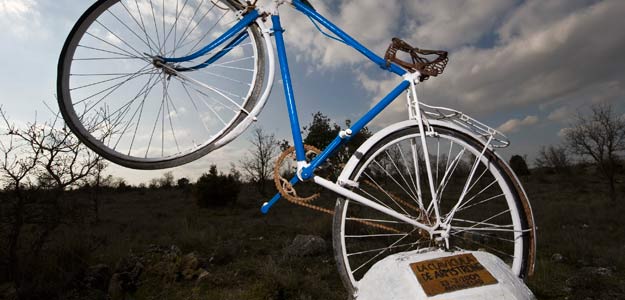una bicicleta inmortaliza el lugar donde Armstrong se fractur&oacute; la clav&iacute;cula