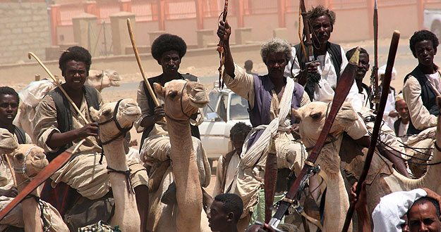 Un grupo de hombres montados en camellos da la bienvenida al presidente de Sud&aacute;n Omar Hassan al-Bashir durante su visita a la ciudad de Sinkat.