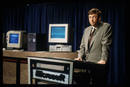 1998 - Bill Gates durante la presentaci&oacute;n a la prensa de Windows 98. La escalada de mejoras para el sistema operativo continuaron, aunque la sombra de Windows 95 pes&oacute; sobre las siguientes actualizaciones que no lograron convencer a la mayor&iacute;a de los