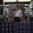 1986: Bill Gates posa junto a cientos de cajas de productos de Microsoft en Redmond, Washington.