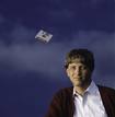 1986 - Bill Gates posa para una sesi&oacute;n fotogr&aacute;fica con un diskete sobrevolando su cabeza. Tras el lanzamiento de Windows Microsoft se convirti&oacute; en una gran compa&ntilde;&iacute;a, y Gates ya era multimillonario a los 31.