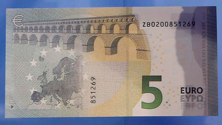 Muchas máquinas expendedoras rechazan los nuevos billetes de cinco euros