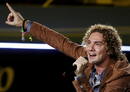 El cantante David Bisbal durante su actuaci&oacute;n previa a la disputa del partido ben&eacute;fico.