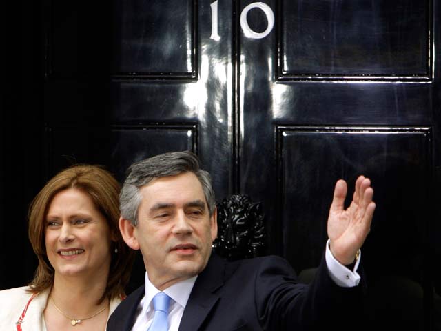 Blair le cede el testigo a Brown en 2007