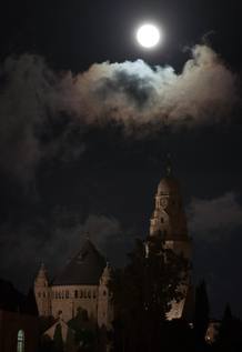 Con suerte podremos ver una bonita luna llena, aunque tampoco apreciaremos mucho el cambio de tamaño Con suerte podremos ver una bonita luna llena, aunque tampoco apreciaremos mucho el cambio de tamaño