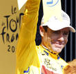 El actual campe&oacute;n del mundo, el australiano Cadel Evans, tambi&eacute;n disfrut&oacute; del maillot amarillo de l&iacute;der, que viste en esta imagen en la octava etapa.