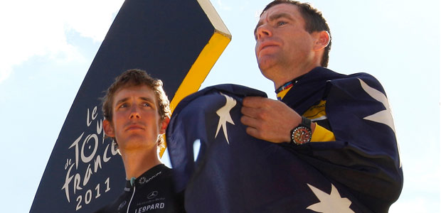Andy Schleck (I), en el podio junto al ganador, Cadel Evans.