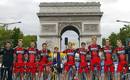 El equipo BMC posa con el campe&oacute;n del Tour de Francia 2011, Cadel Evans.