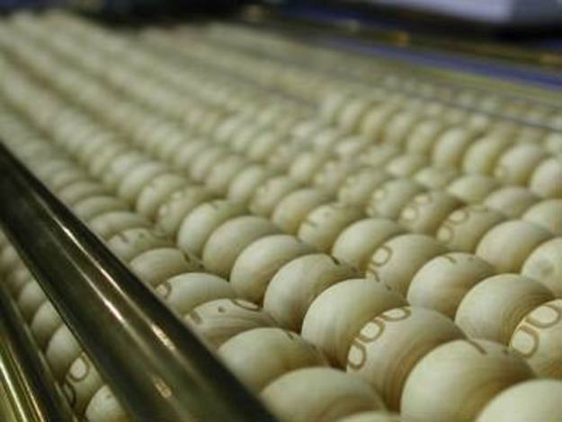 Las bolas del sorteo son de madera y tienen los números grabados con láser Las bolas del sorteo son de madera y tienen los números grabados con láser