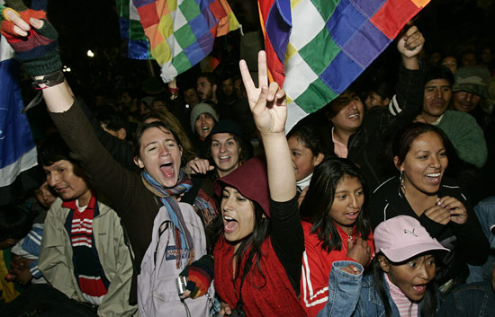 Bolivia aprueba la Constituci&oacute;n impulsada por Evo Morales