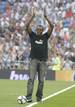Bolt aplaude a la afici&oacute;n madridista el d&iacute;a que hizo el saque de honor en el Bernab&eacute;u.