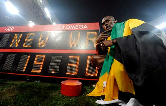 Bolt bate el r&eacute;cord de los 200 metros con 19.30